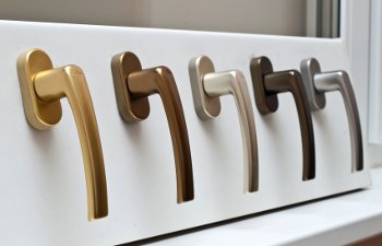 Цветные ручки для балконов